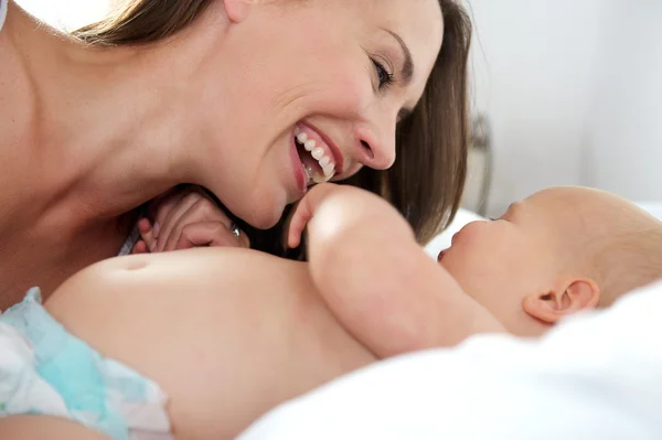 Anne ve bebek gülümseyen portresi — Stok fotoğraf