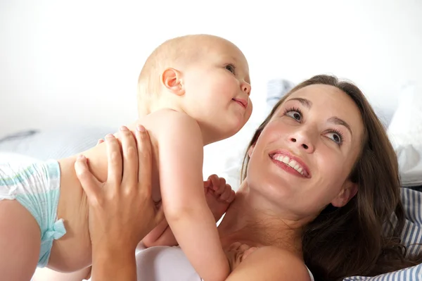 Retrato de una madre feliz sosteniendo al bebé —  Fotos de Stock