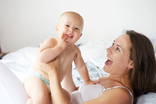 Porträt einer fröhlichen Mutter und eines glücklichen Babys — Stockfoto