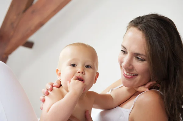 Portret van een moeder en baby gelukkig samen — Stockfoto