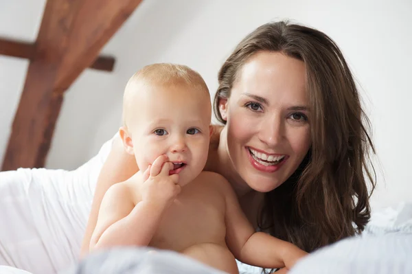 Porträtt av en glad mor och söta barn tillsammans — Stockfoto