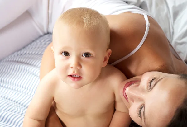 Retrato de um lindo bebê junto com a mãe — Fotografia de Stock