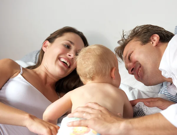 Retrato de una madre y un padre felices con el bebé — Foto de Stock