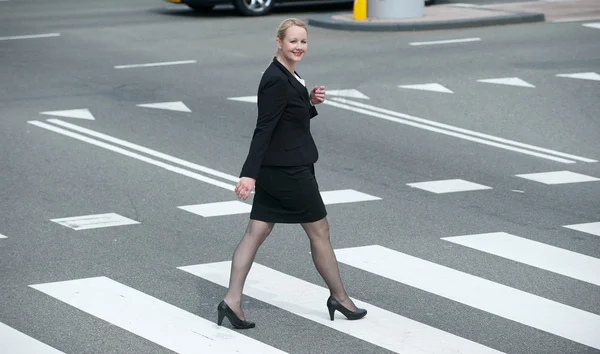 Retrato de una mujer de negocios caminando por la ciudad — Foto de Stock