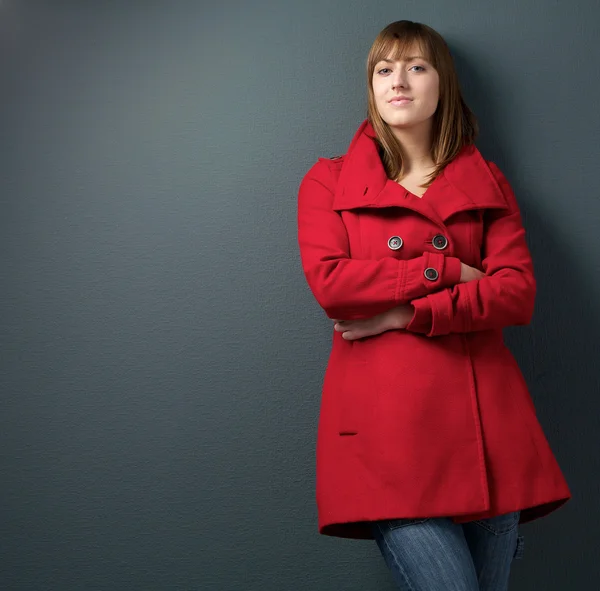 Красивая женщина в красной зимней куртке — стоковое фото