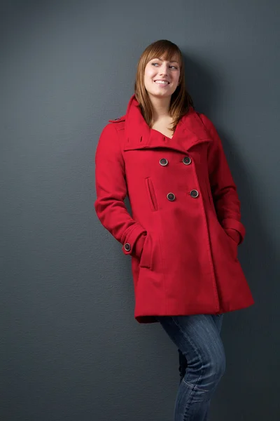 Jolie jeune femme en veste rouge — Photo