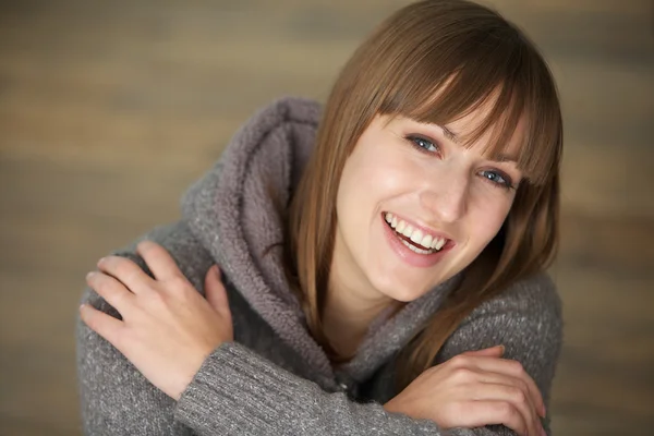 Porträtt av en vacker ung kvinna skrattar — Stockfoto