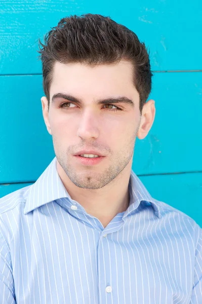 Porträtt av en attraktiv ung man — Stockfoto