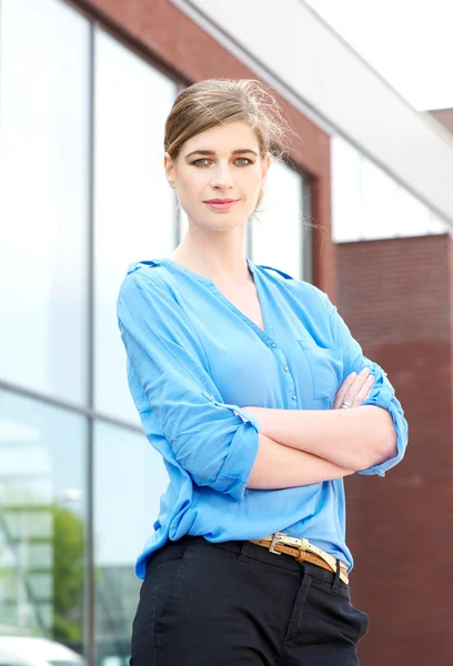 Affärskvinna som står utomhus med armarna korsade — Stockfoto