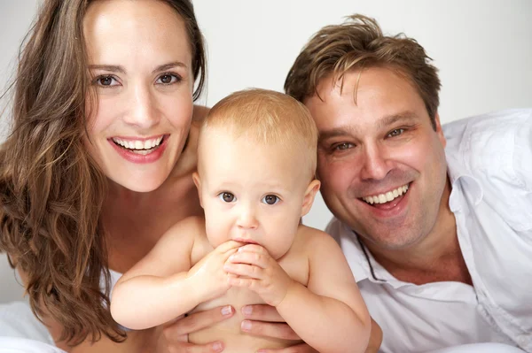 Retrato de una familia feliz sonriendo con el bebé — Foto de Stock