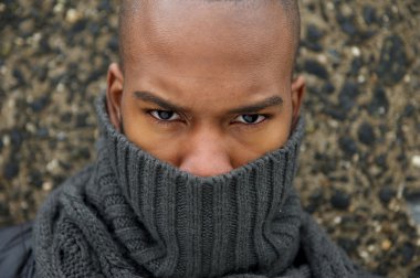 yüzünü kaplayan gri kış eşarp ile moda modeli