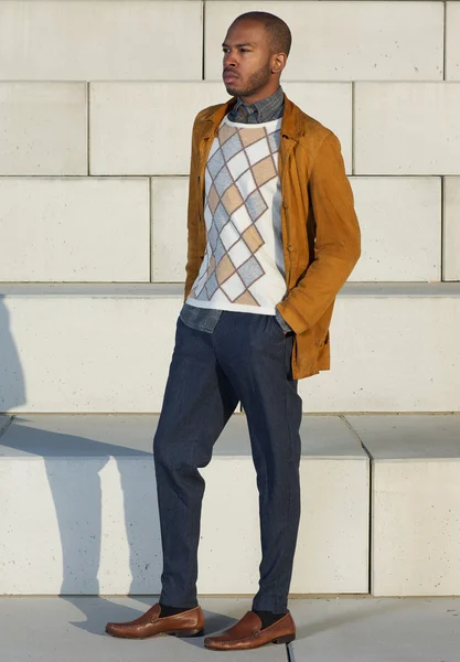 站在户外的吸引力非洲裔美国男模特 — 图库照片