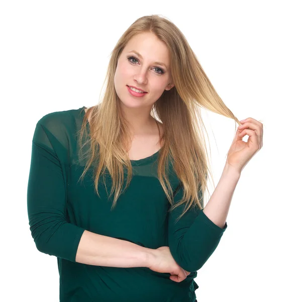 Porträt einer schönen jungen Frau mit der Hand im Haar — Stockfoto
