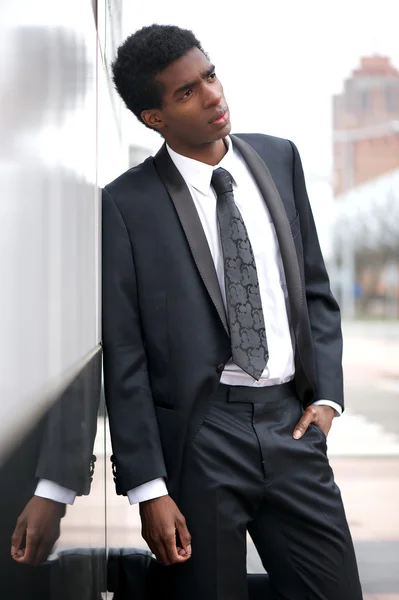 屋外で立って魅力的なビジネスマン — ストック写真