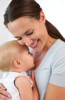 gülümseyen anne sarılma şirin bebek kız portresi