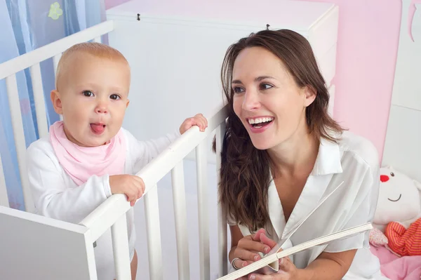 Mãe feliz em conjunto com bebê bonito — Fotografia de Stock