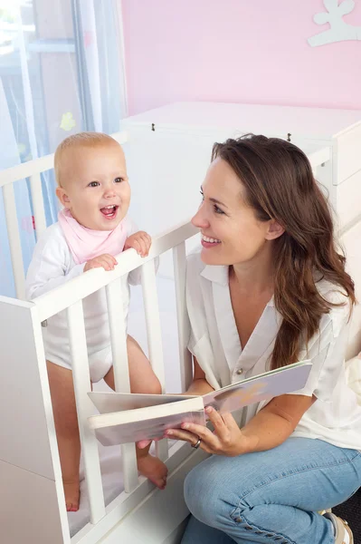 Mutter liest Baby Buch vor — Stockfoto