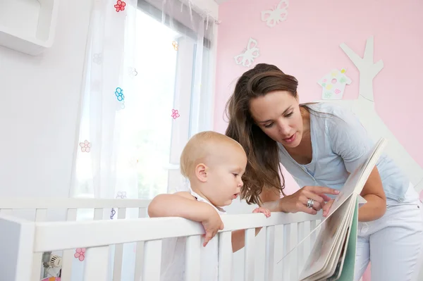 Beautiful mother teaching toddler to read — Stock Photo, Image