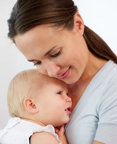 Portrait d'une belle femme tenant bébé mignon — Photo