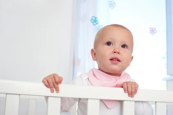 Horisontella porträtt av en söt baby i spjälsäng — Stockfoto