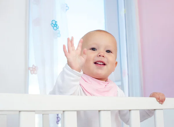 Porträt eines niedlichen Babys, das mit der Hand Hallo winkt — Stockfoto