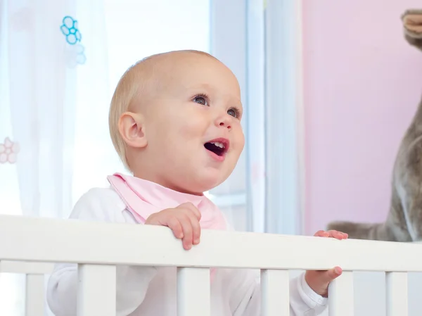 Retrato de um bebê feliz sorrindo no berço — Fotografia de Stock