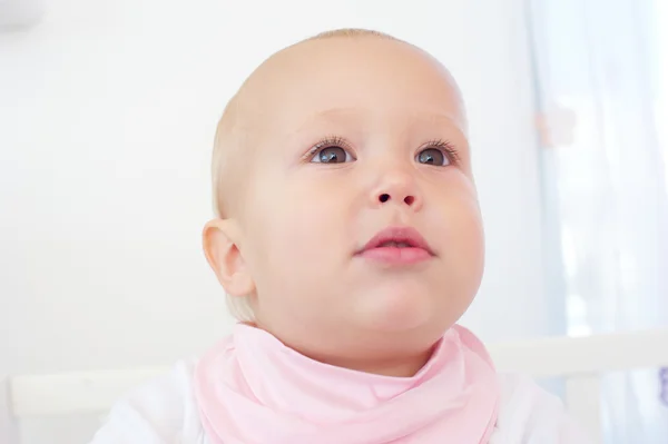 Portret van een schattige baby tegen witte achtergrond — Stockfoto