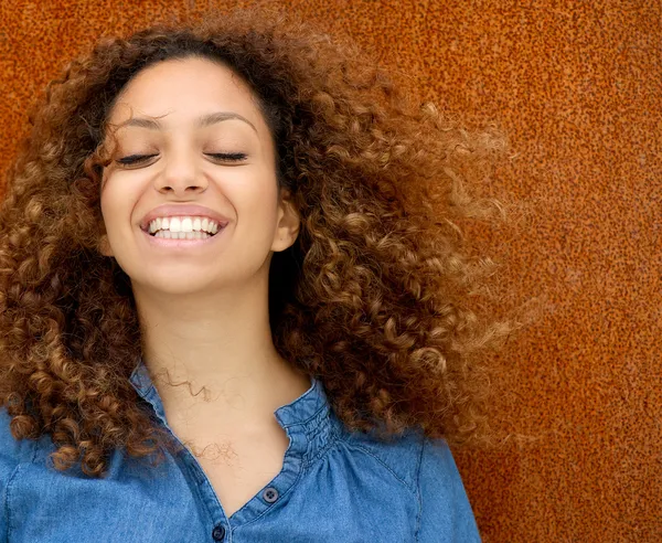 Portret van een mooie jonge vrouw die lacht met krullend haar — Stockfoto