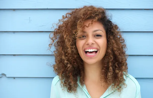 Joven mujer africana alegre sonriendo — Foto de Stock