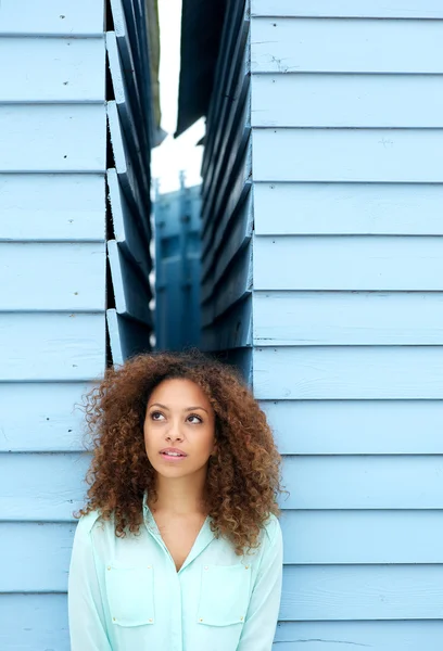 Mooie jonge vrouw met krullend haar — Stockfoto