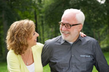 mutlu çift gülümsüyor ve birbirine bakarak