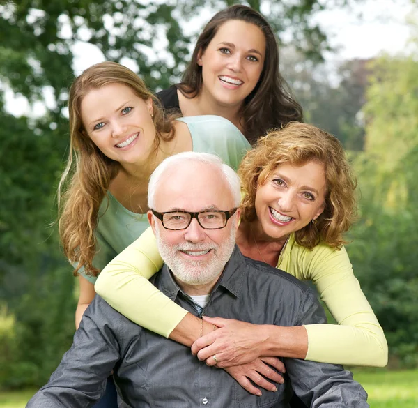 Porträtt av en lycklig familj njuter av tiden tillsammans utomhus — Stockfoto