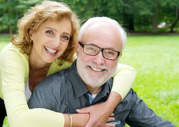 Feliz pareja mayor sonriendo y mostrando afecto —  Fotos de Stock