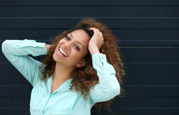 Portret van een aantrekkelijke jonge vrouw lachen buitenshuis — Stockfoto