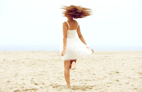 Junge Frau tanzt am Strand im Sand — Stockfoto