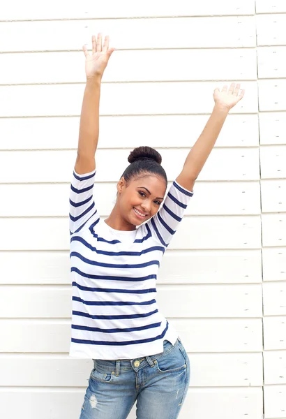 Feliz joven sonriendo con los brazos levantados —  Fotos de Stock