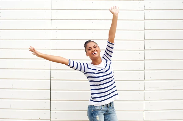 Bella giovane donna con espressione felice e braccia alzate — Foto Stock