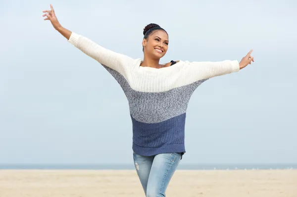 Ung kvinna med glada uttryck och armarna utsträckta — Stockfoto