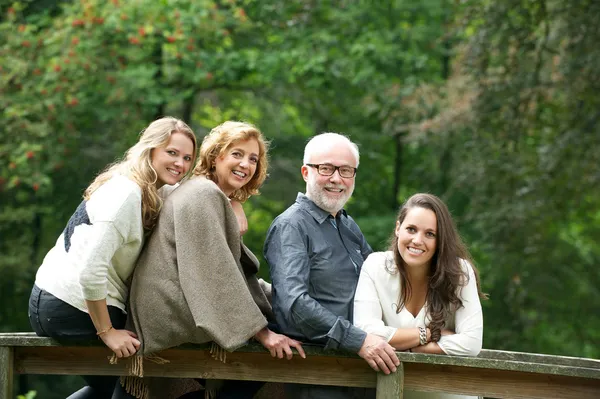 Glückliche Familie lächelt zusammen im Wald — Stockfoto