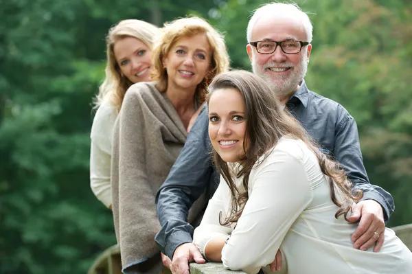 Famille souriante heureux ensemble à l'extérieur — Photo