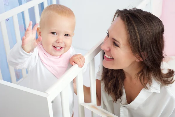 Lycklig mor och barn med glad uttryck i ansikte — Stockfoto