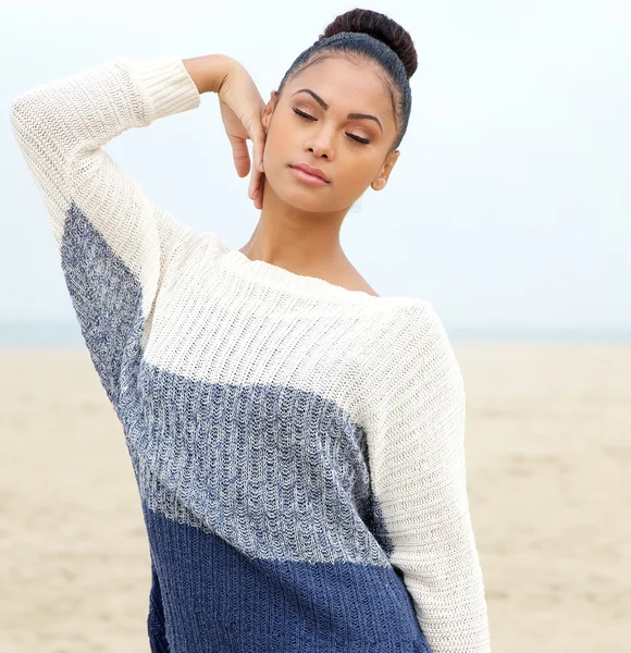 Portret van een elegante jonge vrouw die zich voordeed op het strand — Stockfoto