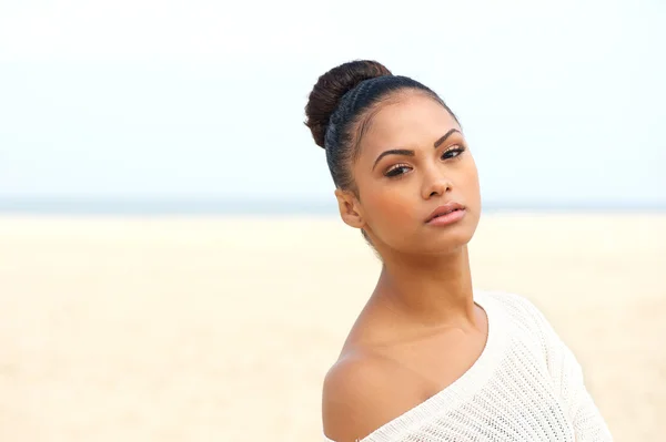 Portret piękne kobiece kobieta moda model na plaży — Zdjęcie stockowe