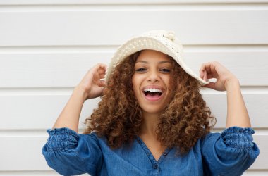 neşeli genç kadınla nefret açık havada gülüyor