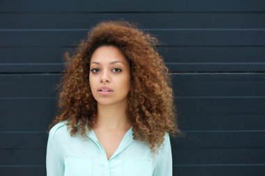 siyah arka plan zarif bir genç kadının portresi