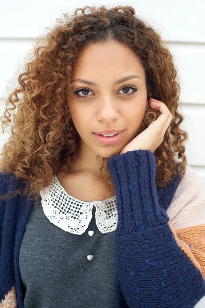 Porträt einer eleganten jungen Frau im Pullover mit Hand im Haar — Stockfoto