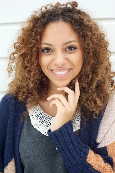 Schöne junge Frau mit lockigem Haar, die draußen lächelt — Stockfoto