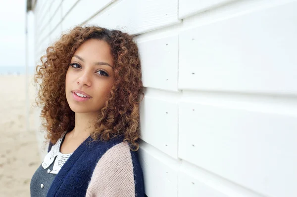 Belle jeune femme aux cheveux bouclés posant à l'extérieur — Photo