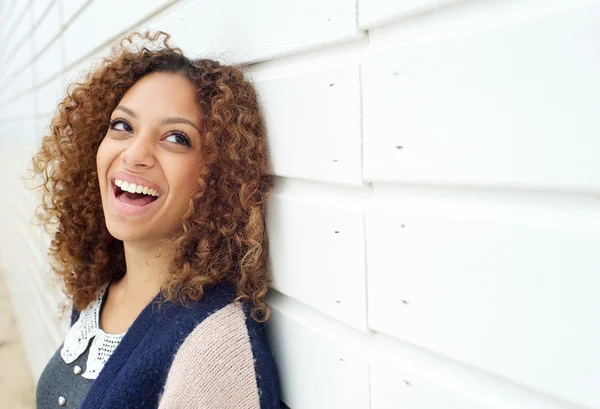 Portrait d'une belle jeune femme riant et détournant les yeux — Photo