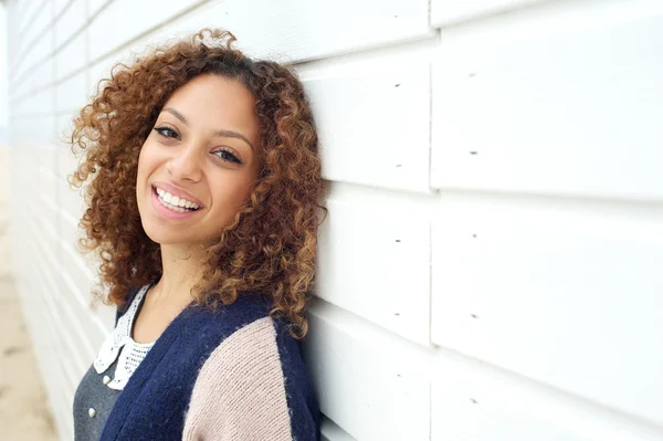 Retrato de uma jovem mulher atraente feliz sorrindo ao ar livre — Fotografia de Stock